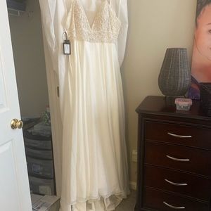 Wedding dress never worn,   Great condition!